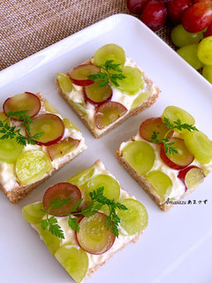Foto di Open sandwiches con uva🍇