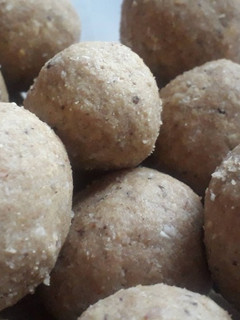 गव्हाचा पिठाचे पौष्टिक लाडू (gahu pithacha ladoo recipe in marathi) रेसिपी चे मुख्य फोटो