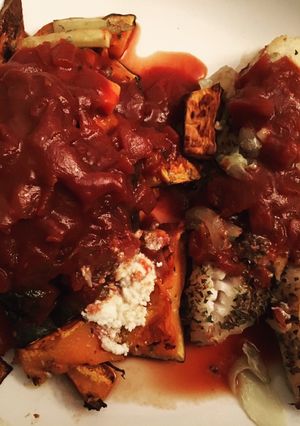 Una foto de Pescado al horno con salsa de tomates y alcaparras