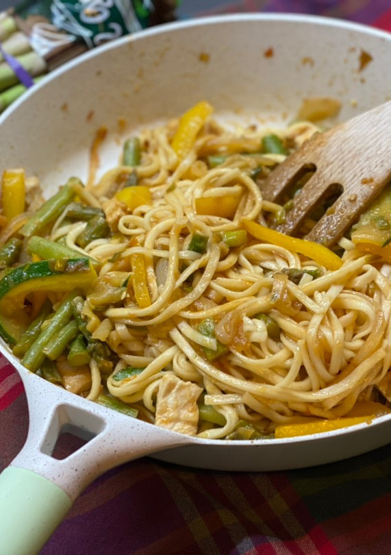 Una foto de Noodles con verduras al dente