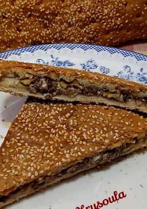 Φωτογραφία της συνταγής Πρωινό με λαγάνα, χαλβά και καρύδια
