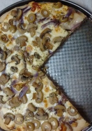 Una foto de Pizza fugazza con champiñones y aceitunas