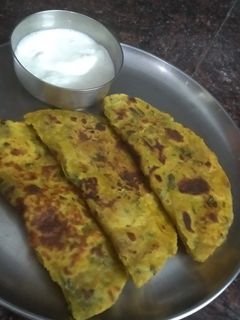 मूली के पत्ते का पराठा (Mooli ke patte ka paratha recipe in Hindi) रेसिपी मुख्य फोटो