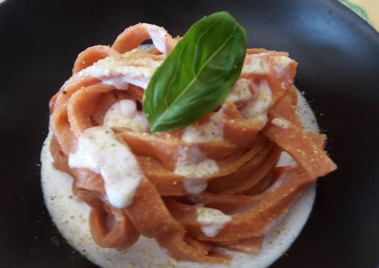 Tagliatelle al pomodoro, burrata e pistacchio