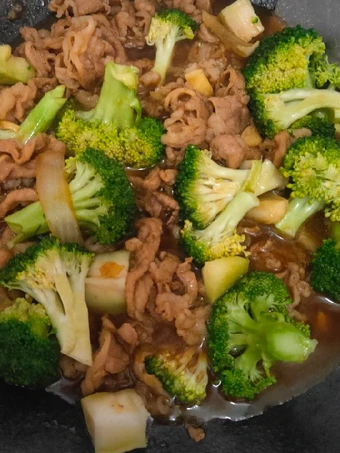 Cara Mudah Menyiapkan Resep Brokoli cah daging sapi yang Bikin Ngiler Anti Ribet, Lezat