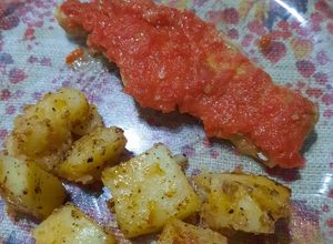 Una foto de Pescado con salsa romesco y maní