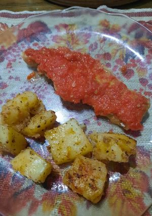 Una foto de Pescado con salsa romesco y maní
