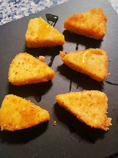 Una foto de Quesitos rebozados con un toque de miel