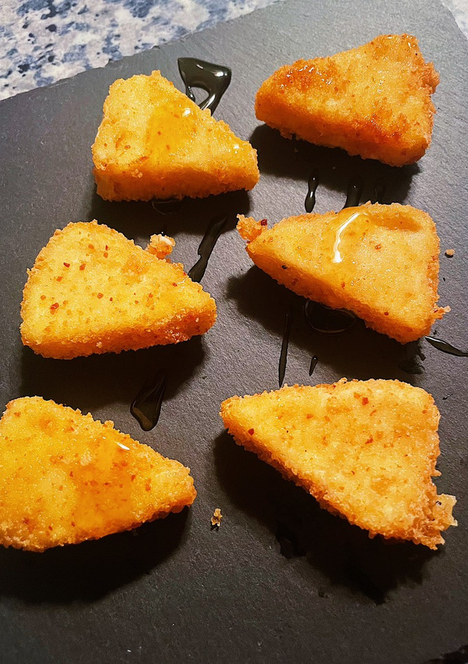 Una foto de Quesitos rebozados con un toque de miel