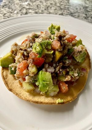 Una foto de Tostada de ceviche de pescado 🐟