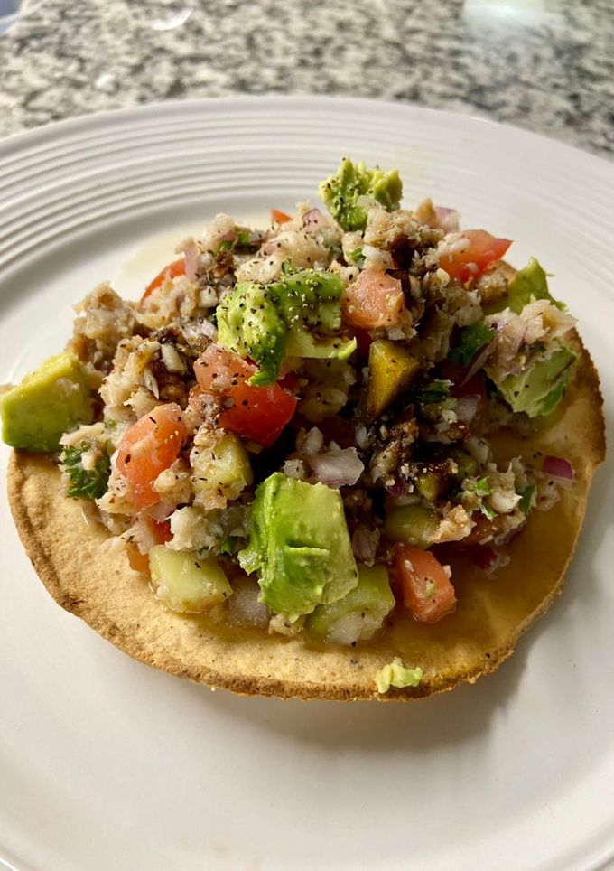Una foto de Tostada de ceviche de pescado 🐟
