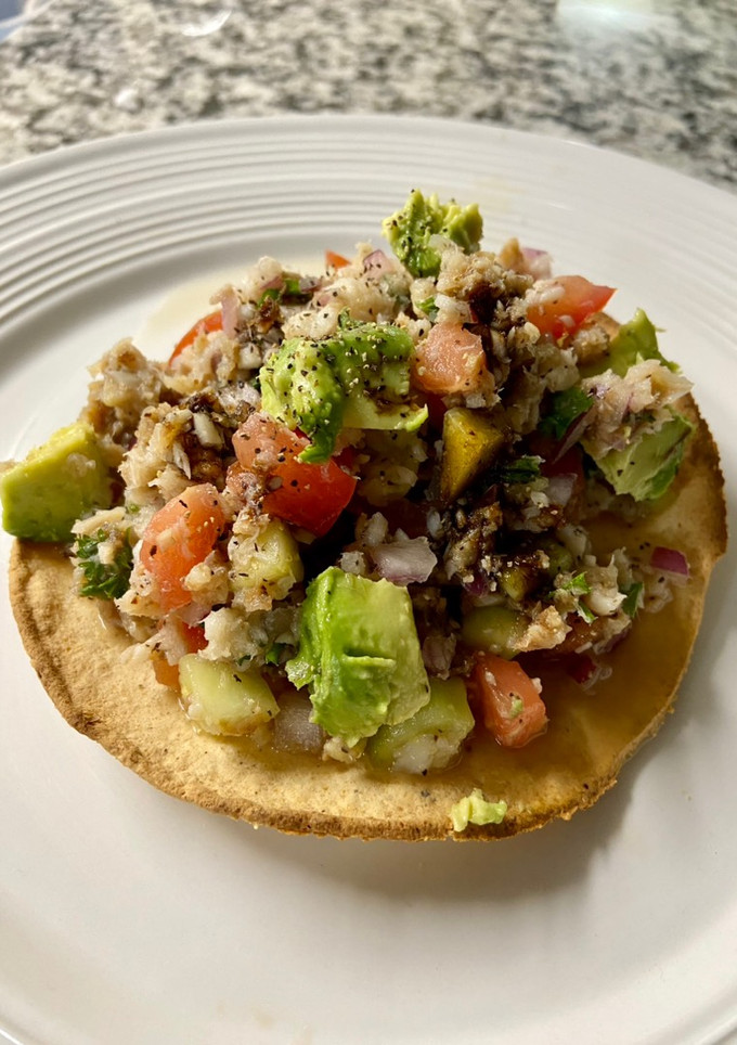 Una foto de Tostada de ceviche de pescado 🐟
