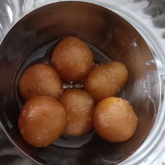 A picture of Gulab jamun.