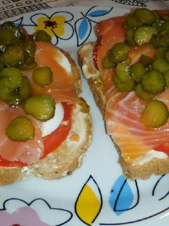 Una foto de Tosta de salmón con vinagreta de pepinillos