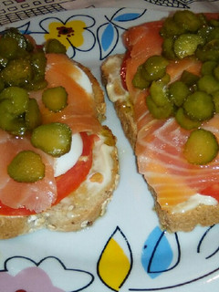 Una foto de Tosta de salmón con vinagreta de pepinillos