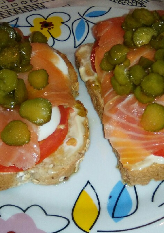 Una foto de Tosta de salmón con vinagreta de pepinillos