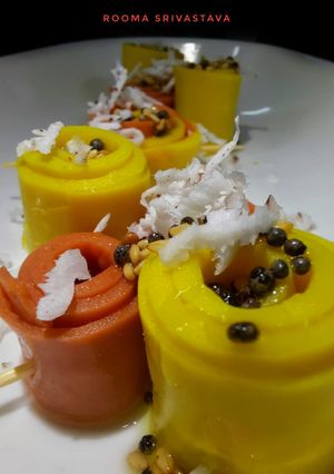 गुजराती रंगीली खांडवी(Gujarati rangeeli Khandvi recipe in Hindi) रेसिपी मुख्य फोटो