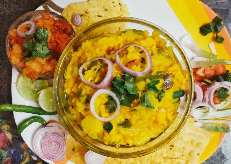 Recipe of Favorite Khichdi (moong dal,aloo chawal)