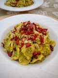 Orecchiette fresche con pesto di rucola e ricotta e crumble di speck e pane