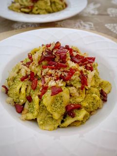 Foto di Orecchiette fresche con pesto di rucola e ricotta e crumble di speck e pane