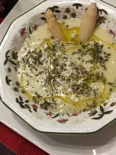 Una foto de Crema de espárragos suave con aceite de trufa blanca
