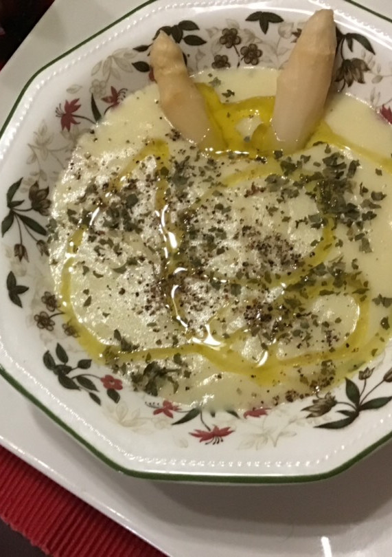 Una foto de Crema de espárragos suave con aceite de trufa blanca