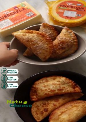 Foto de Pastel Vegano com Mussarela e Provolone Vegetal NatuCheese (recheio doce e salgado)