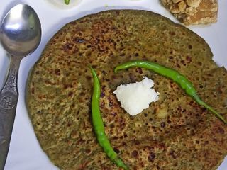 बथुआ आलू पनीर पराठा (Bathua aloo paneer paratha recipe in hindi)