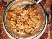 Una foto de ensalada de garbanzos