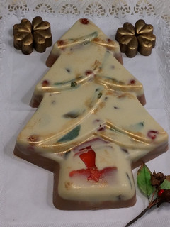 Una foto de Turrón chocolate blanco con frutos secos y frutas
