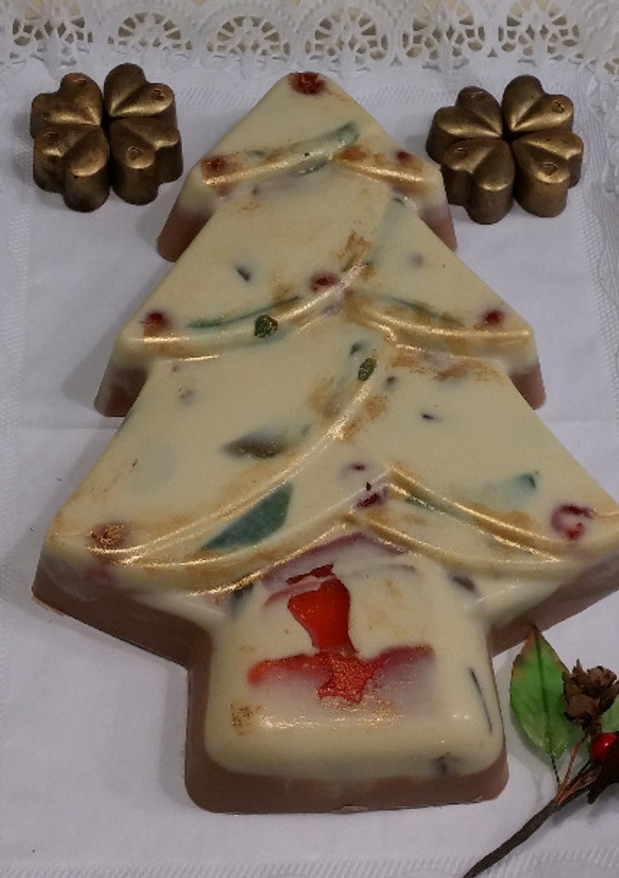 Una foto de Turrón chocolate blanco con frutos secos y frutas