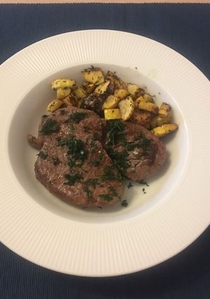 A picture of Healthy fillet steak with yellow zucchini 🥩.