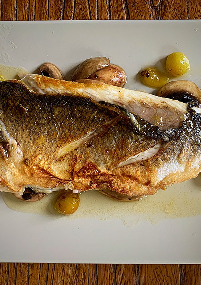 Una foto de Lubina, champiñones y reducción de Malvasía con sus uvas y miel
