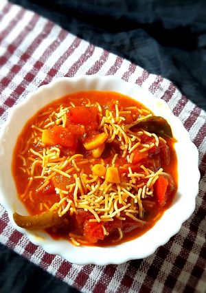 સેવ ટામેટા નું શાક (Sev tameta nu shak recipe in Gujarati) રેસીપી મુખ્ય ફોટો