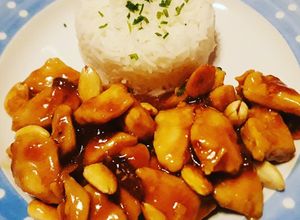 Foto di Pollo alle mandorle con riso basmati