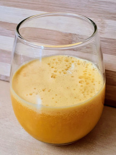Una foto de Licuado de mandarina con leche en polvo de coco