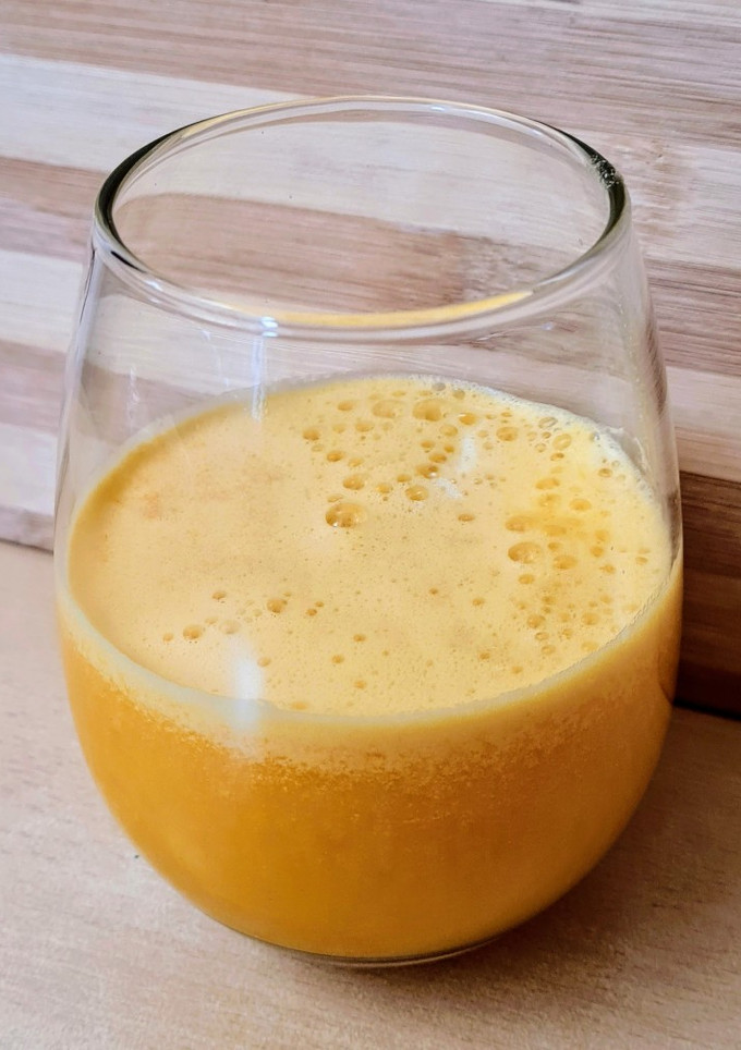 Una foto de Licuado de mandarina con leche en polvo de coco