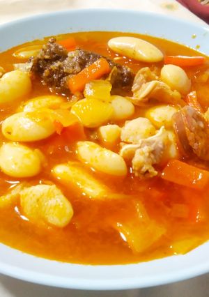 Una foto de Alubias blancas de bote con oreja, chorizo y morcilla