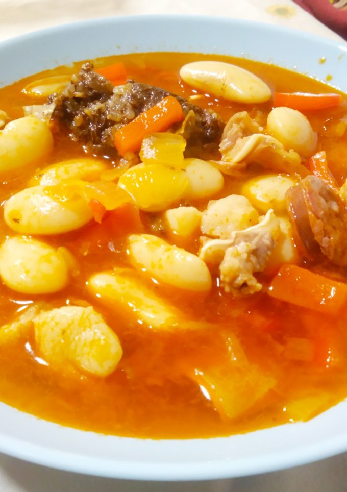 Una foto de Judías blancas de bote con oreja, chorizo y morcilla