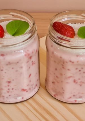 Una foto de Postrecito de yogur firme de frutilla 🍓 bajo en calorías