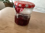 Una foto de mermelada de moras silvestres