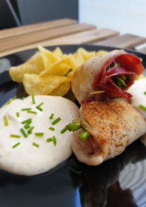 Foto principal de Enrollados de pechuga con espárragos y jamón