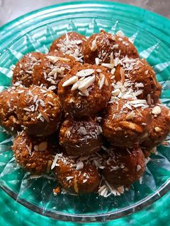 बेसन के लड्डू (besan ke laddu) in Hindi recipe रेसिपी मुख्य फोटो