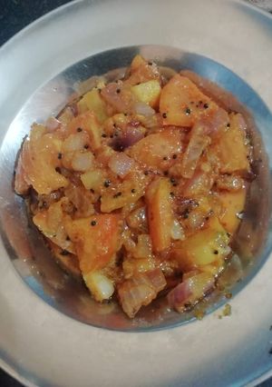 A picture of Onion tomato fry.