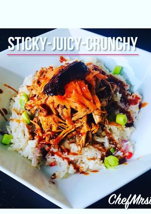 A picture of Pulled Pork with Lemon+Chilli Pepper+Red Onions Rice.Garnish-Salty Grated Carrots+Scallions.