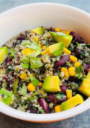 Foto di Quinoa tricolore ai fagioli rossi e avocado