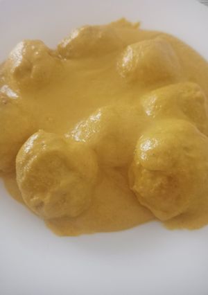 Una foto de Albóndigas Keto de Pollo en Salsa de Almendras