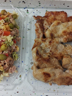 Una foto de Secreto ibérico con ensalada de pasta