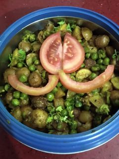 मसालेदार आलू मटर (Masaledar aloo matar recipe in hindi) रेसिपी मुख्य फोटो