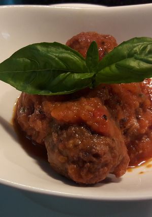 A picture of Meatballs in tomato concase.